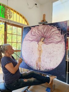 Artista Ágata Amgros mostrando su obra original 'Mandala Esplendor', arte expresionista espiritual