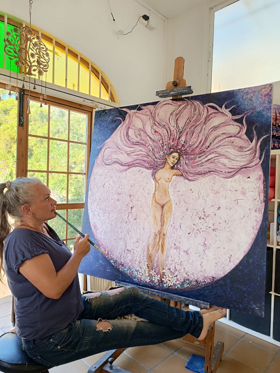Agata Amgros pintando en su estudio