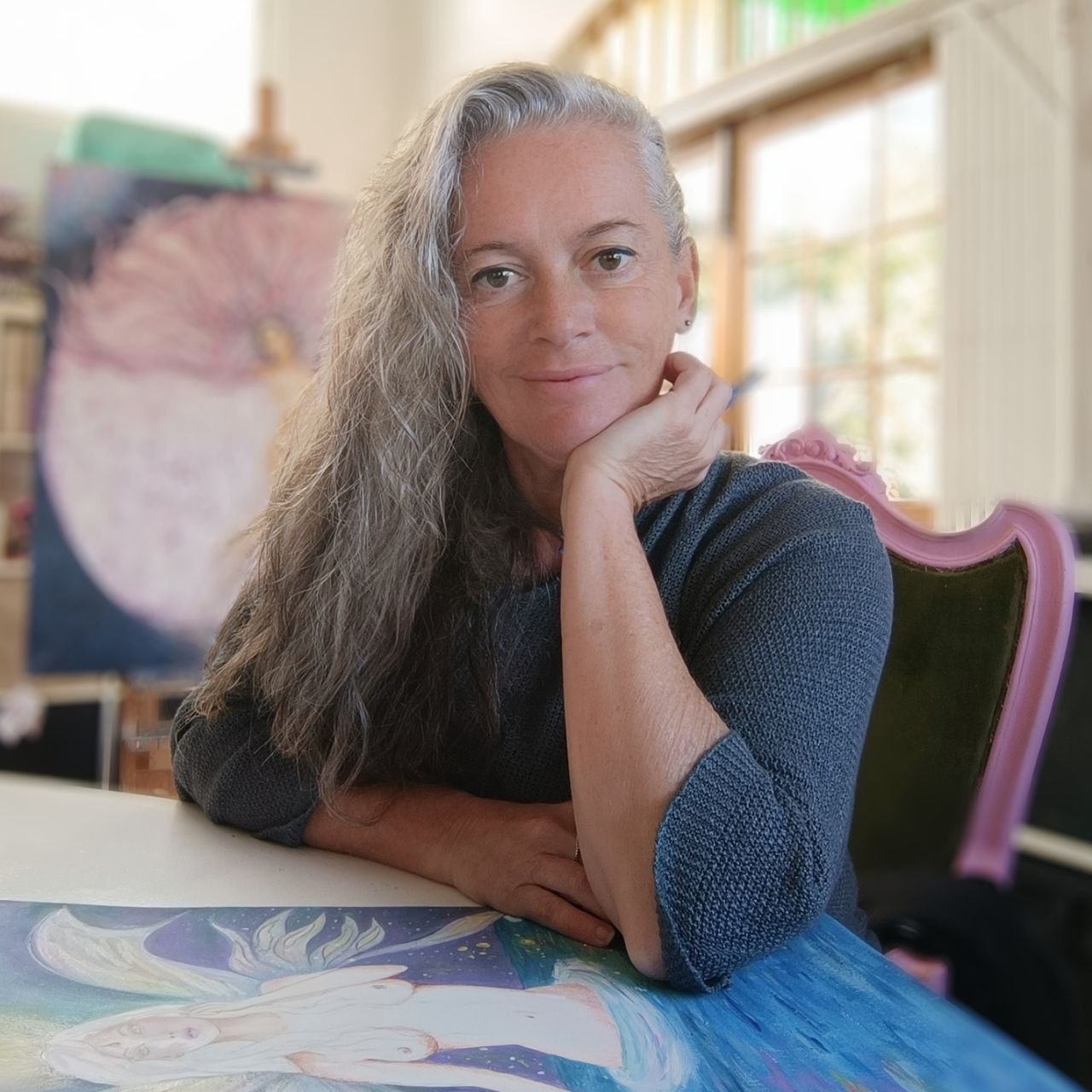 Agata Amgros en su estudio de pintura