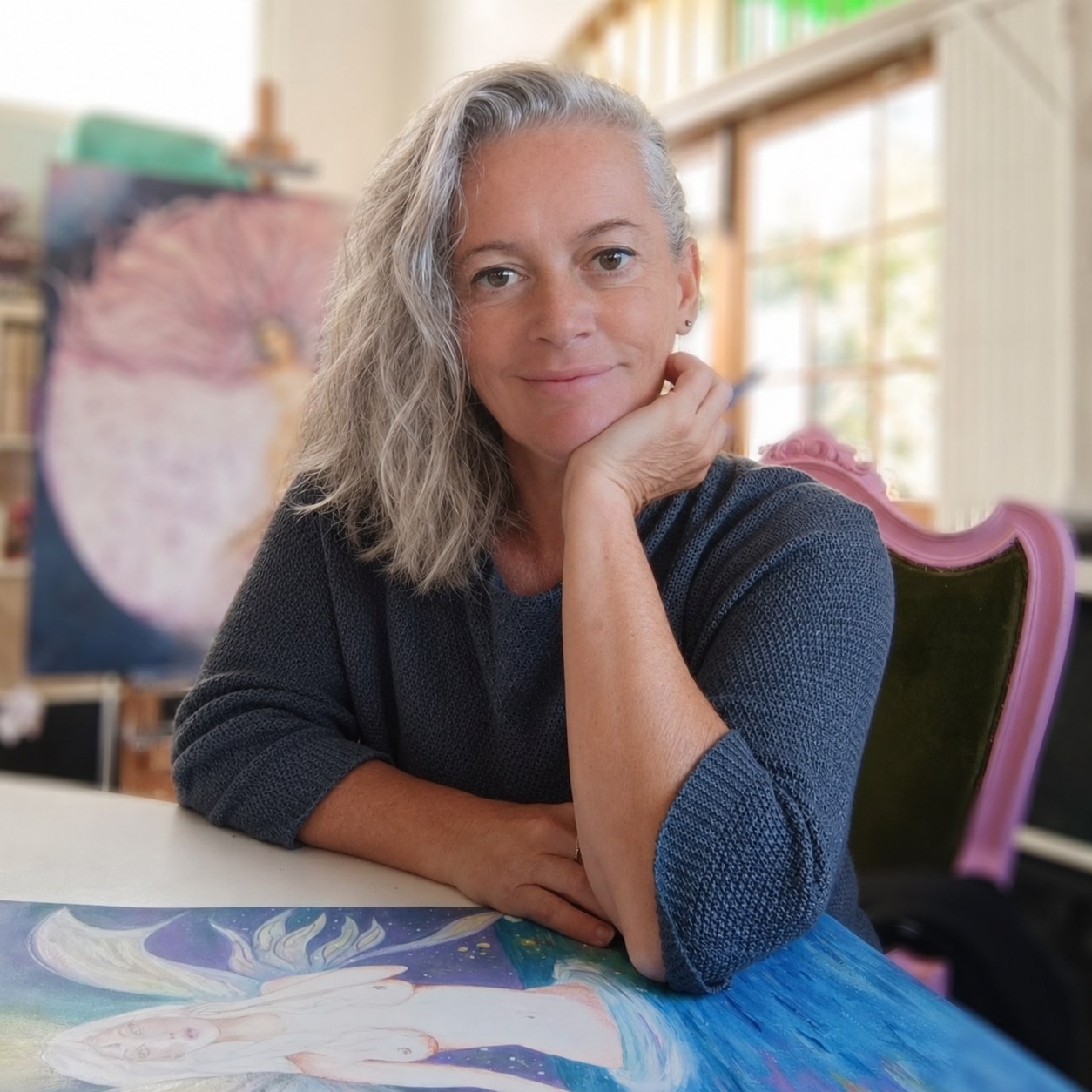 Agata Amgros en su estudio de pintura